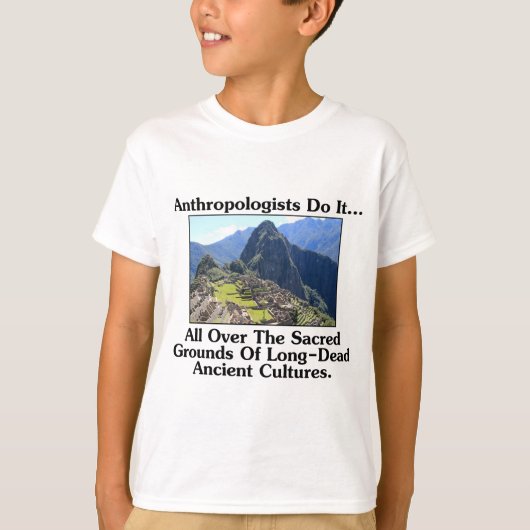 人類学者はそれを...聖なる地のいたるところでやる Tシャツ (正面)