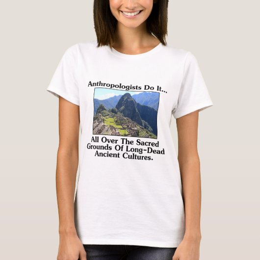 人類学者はそれを…聖なる地のいたるところでやる Tシャツ (正面)