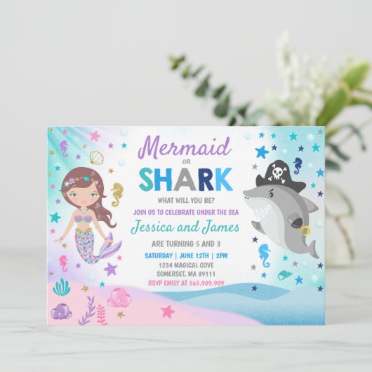 人魚および鮫の誕生日の招待状のプールを囲んでのパーティ 招待状 (スタンド正面)