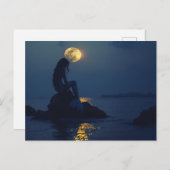 人魚が夜に岩の上に座って ポストカード (正面/裏面)
