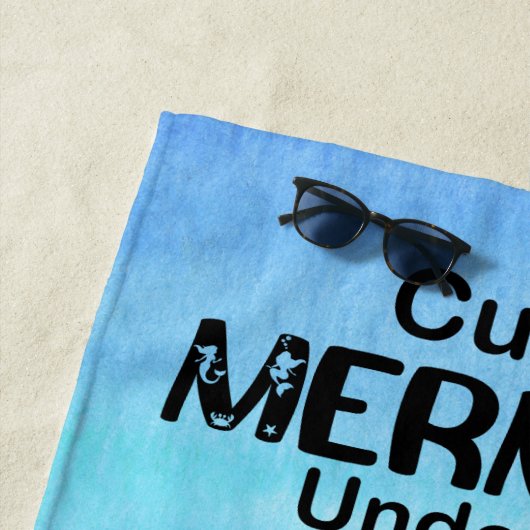 人魚のシルエットの中で最もかわいパーソナライズされたい人 ビーチタオル (インサイチュ)