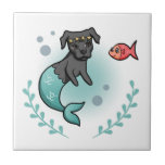 人魚のピット・ブル タイル<br><div class="desc">これは人魚のピット・ブルおよび彼女の小さい魚の友人のベクトルイラストレーションです。 人魚犬に彼女の頭部の星の王冠があります。 底に海藻リースがあります。</div>