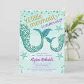 人魚のベビーシャワーの女の子、ティール（緑がかった色）の金ゴールドのグリッターの尾 招待状 (スタンド正面)