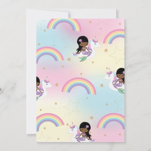 人魚のユニコーンのプールを囲んでのパーティの誕生日の暗い肌の色合い 招待状 (裏面)