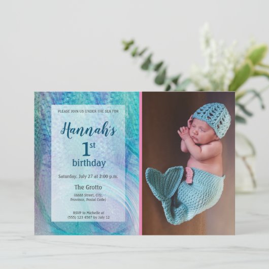 人魚の尾パターンベビーの写真の最初誕生日 招待状 (スタンド正面)
