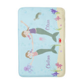 人魚の暗いブロンドの姉妹のパーソナライズなバス・マット バスマット (正面縦)