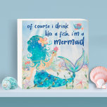 人魚の海 |魚のカクテルのようなビーチ ウッドボックスサイン<br><div class="desc">海をテーマにした素朴な木製の看板お洒落は、海に浮かぶ水色の人魚の仲間たちと一緒にサンゴ礁の名所を楽しんだり、海鮮の青い筆跡レタリングに「魚のように飲む、私は人魚だ」というタイトルのトロピカルドリンクを楽しんだりしている。沿岸、ビーチハウスやボート、デコに最適航海の。KLストックによるアート</div>
