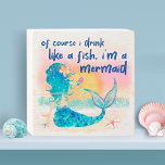 人魚の海 | Drink Like A Fishビーチ ウッドボックスサイン<br><div class="desc">海をテーマにした木製の箱の看板お洒落は、ビーチに浮かぶ水色の人魚が夕日を楽しんだり、熱帯性の飲み物にネイビーのブルーブラッシュストロークレタリングの「魚のように飲む、私は人魚だ」という標題が付いたトロピカルな飲み物を特徴としている。沿岸、ビーチハウスやボートの装飾、航海のテーマ、バーウォールアートに最適</div>