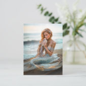 人魚の貝殻と海ビーチに座る シーズンポストカード (スタンド正面)