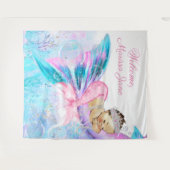 人魚の赤ちゃんのシャワー背景 水色の人魚の尾を持つ黒髪の人魚の赤ちゃん タペストリー (正面(横))