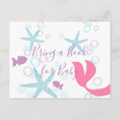 人魚の赤ちゃんシャワー持って本のティール（緑がかった色）紫ピンク インビテーションポストカード (裏面)