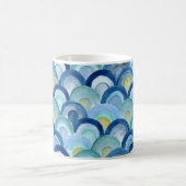 人魚はかりで測と海ガラス波マグカップ コーヒーマグカップ (中央)