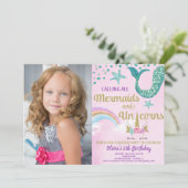 人魚及びユニコーンは金ゴールドのティール(緑がかった色)の誕生日の写真を飾ります 招待状 (スタンド正面)