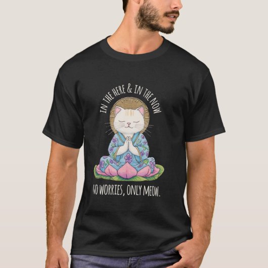 今ここにいる瞑想する禅猫グラフィック メオ Tシャツ (正面)