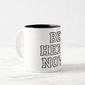 今ここにいる ツートーンマグカップ (正面左)