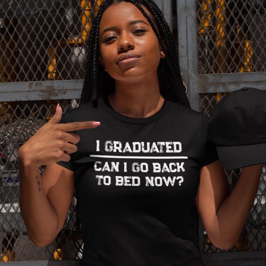 今すぐベッドに戻る女の子のおもしろい卒業 Tシャツ