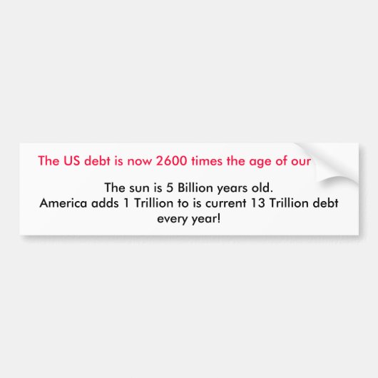 今では米国の負債は私達のsuの年齢2600倍の…です バンパーステッカー (正面)
