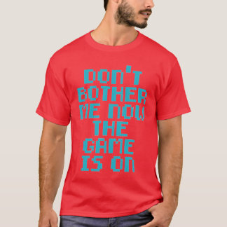 今はそっとしておいてくれ、少年。ゲームが始まったんだ Tシャツ
