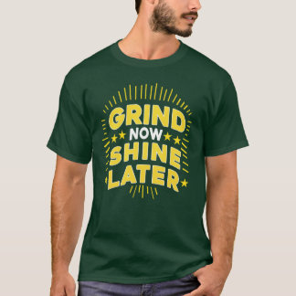 今は努力、後で輝く タイポグラフィTシャツデザイン Tシャツ