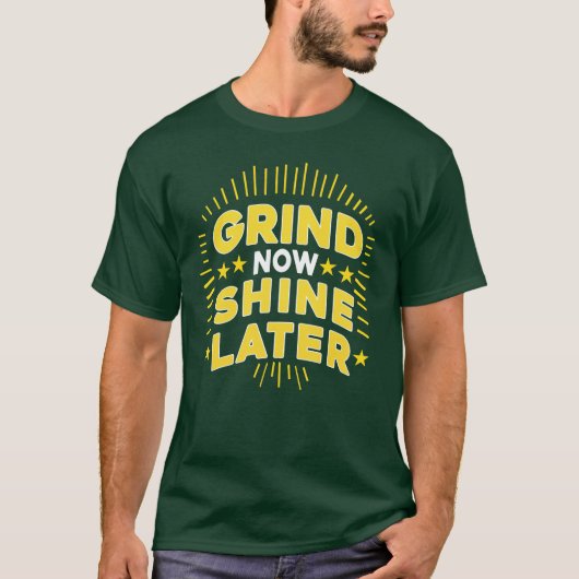 今は努力、後で輝く タイポグラフィTシャツデザイン Tシャツ (正面)