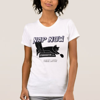 今は寝て、後で考える Tシャツ