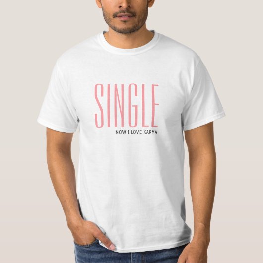 今は独身のカルマTシャツクラブのスローガンがクール大好き Tシャツ (正面)