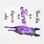 今は紫違う色の馬 フリースブランケット (正面(横))