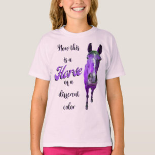 今は紫違う色の馬 Tシャツ