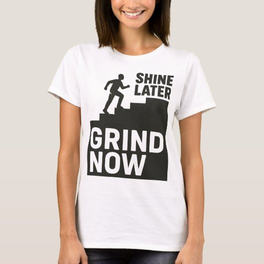 今は耐えろ、後で輝く Tシャツ (正面)