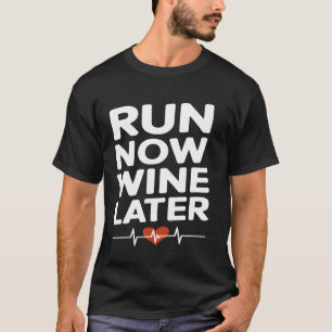 今は走れワインは後で Funny Runner Tシャツ