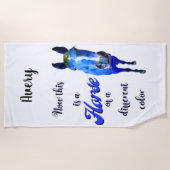 今は青い色の違う馬だ ビーチタオル (正面)