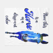 今は青い色の違う馬だ フリースブランケット (正面(横))