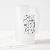 今は飲む季節だ |クリスマスユーモア フロストグラスビールジョッキ (正面右)