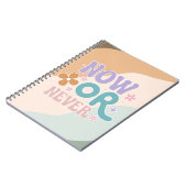 今または決して感動的引用文カラフルパステル ノートブック (左側)