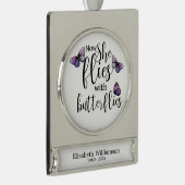 今や彼女は蝶の哀悼の意を表して飛ぶ シルバープレートバナーオーナメント (右)