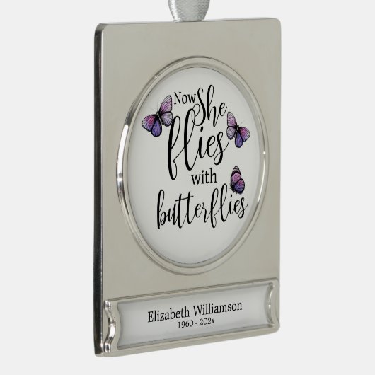 今や彼女は蝶の哀悼の意を表して飛ぶ シルバープレートバナーオーナメント (右)