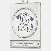 今や彼女は蝶の哀悼の意を表して飛ぶ シルバープレートバナーオーナメント (左)
