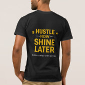 今を頑張れ 後で輝け - 努力しろ 夢はでかく | モットー Tシャツ (裏面)