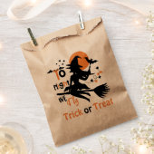 今夜はハロウィーンの魔女を箒に乗せて飛ぶ フェイバーバッグ (クリップ留めされた状態)