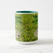 今季の芝鉢ゲームのトップに立つ マグカップ (中央)