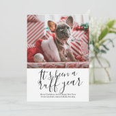 今年の犬のクリスマスは荒れ果てパーソナライズされたた シーズンカード (スタンド正面)