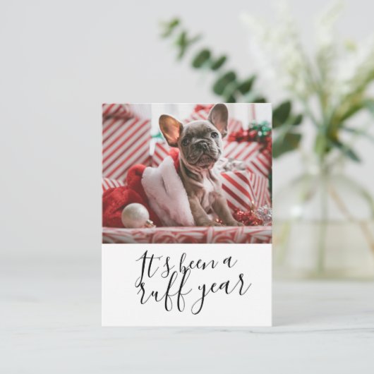 今年の犬のクリスマスは荒れ果てパーソナライズされたた シーズンポストカード (スタンド正面)