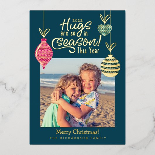 今年は抱擁が旬だ |おもしろい家族の写真 箔シーズンカード (正面)