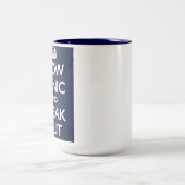 今度はパニックはひどく神経質になり、 ツートーンマグカップ (中央)