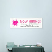 今度は雇用のピンクの白いロゴの旗の印 横断幕 (トレードショー)