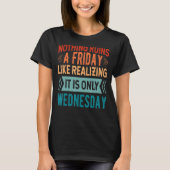 今日が金曜日だとわかってたって水曜日だったら台無し Tシャツ (正面)
