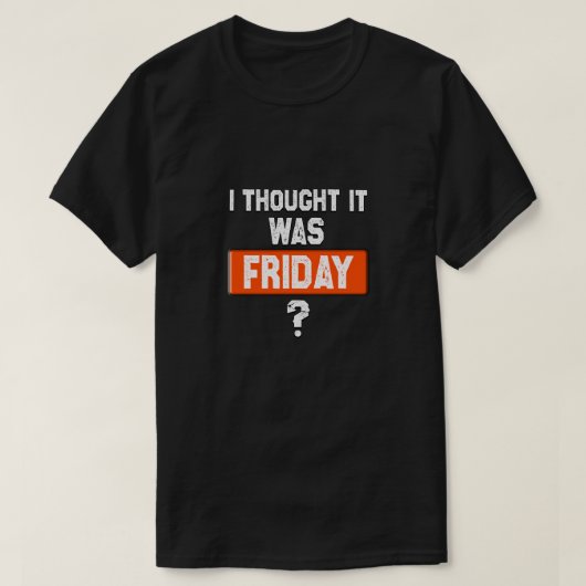 今日じゃないのに金曜日だと思ってる Tシャツ (デザイン正面)