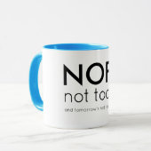 今日じゃなくて明日は似合わないよ マグカップ (正面左)