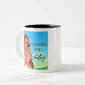 今日に感謝 – おもしろいとやる気を起こさせる引用文 ツートーンマグカップ (正面左)
