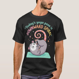 今日のヨガポーズはダウンワードスパイラルポッサム Tシャツ